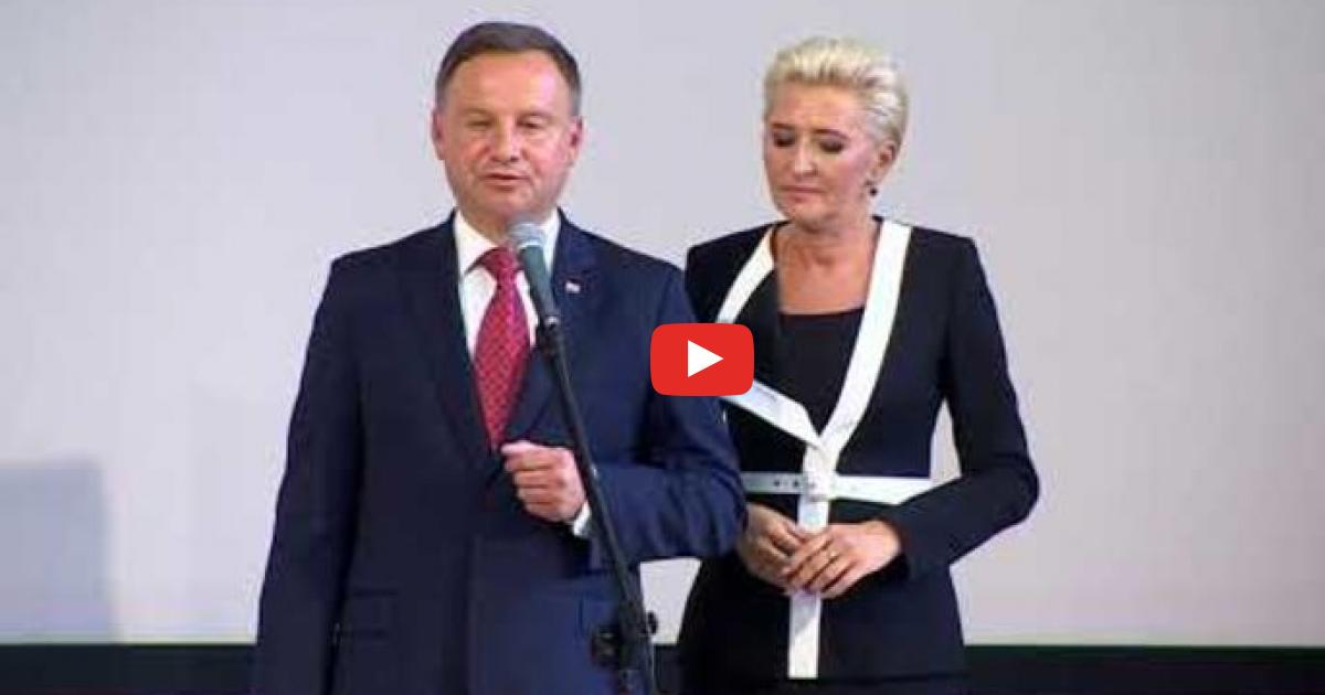 Zakłócone przemówienie pary prezydenckiej w liceum w Gdyni. Gwizdy i okrzyki: “konstytucja”