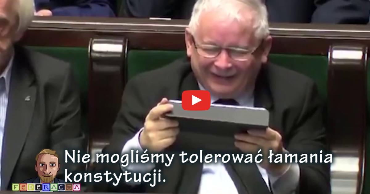Jarosław Kaczyński ogląda swoje wystąpienie o konstytucji.