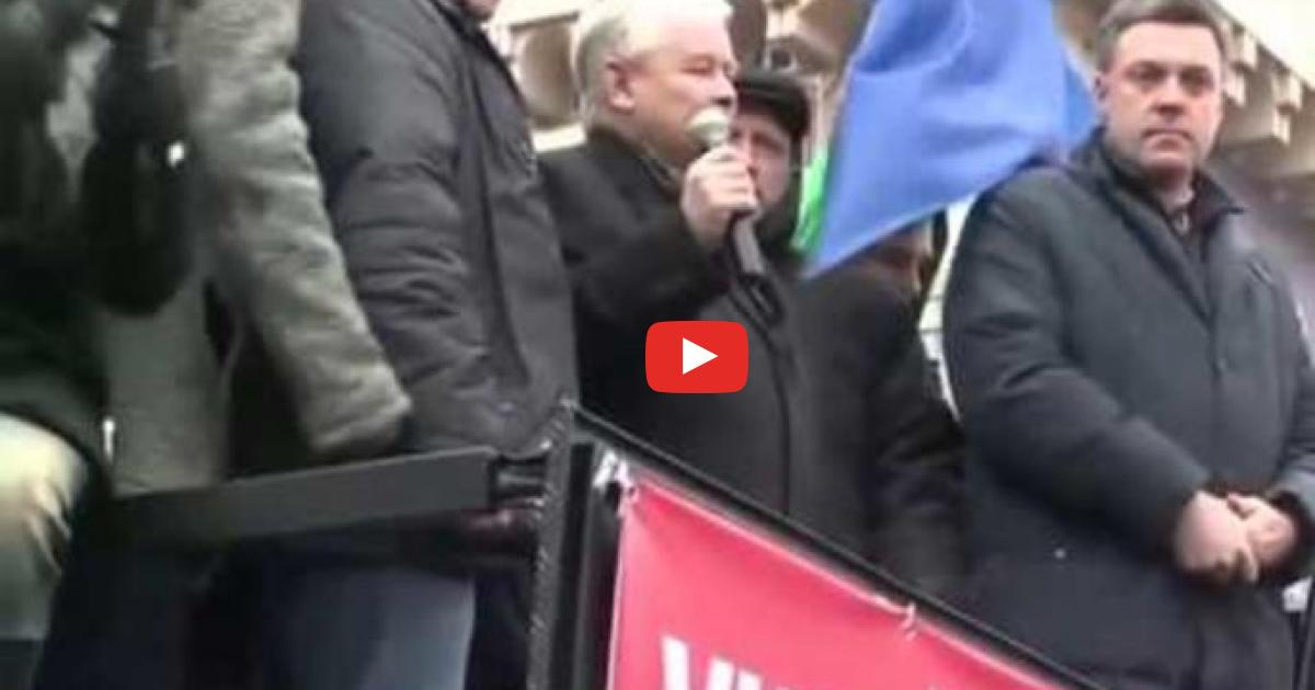 Jarosław Kaczyński pozdrawia tłum w Kijowie banderowskim zawołaniem.
