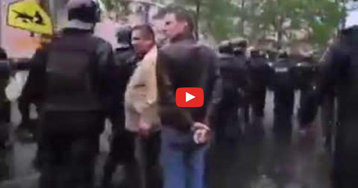 Policja w Odesie odmówiła zaatakowania protestujących. Rzucili tarcze na ziemię i poszli.