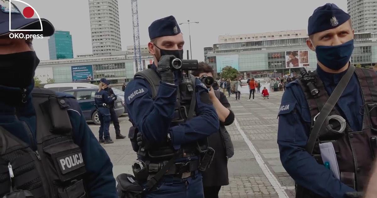Pojedynek obywatela z Policją pod Pałacem Kultury.