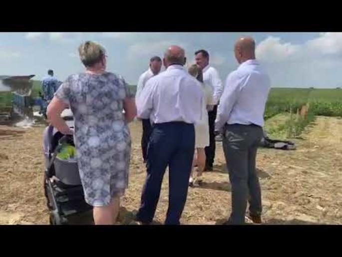 Niespodziewana wizyta Andrzeja Dudy zaskoczyła rolników pracujących w polu. ?