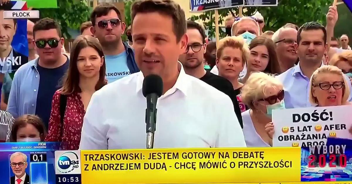 Reporter TVP wyśmiany i wygwizdany przez tłum zgromadzonych.