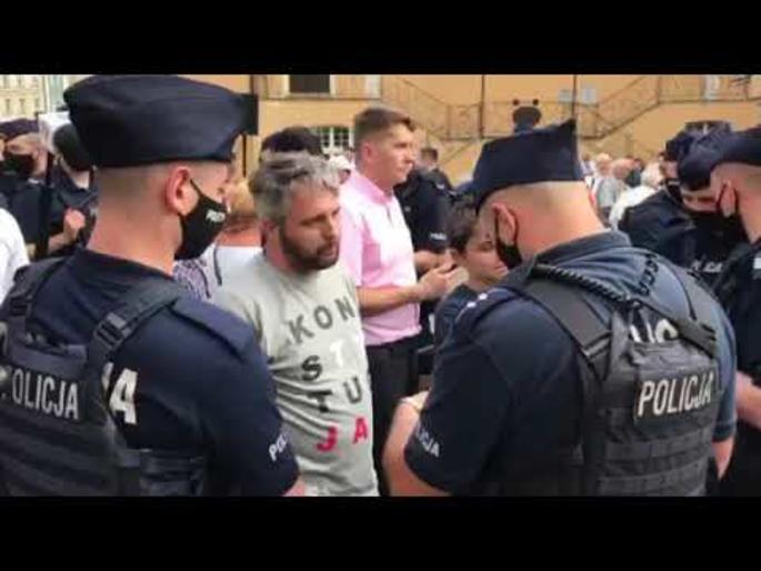 Po wiecu Andrzeja Dudy w Bolesławcu – policja spisuje protestujących