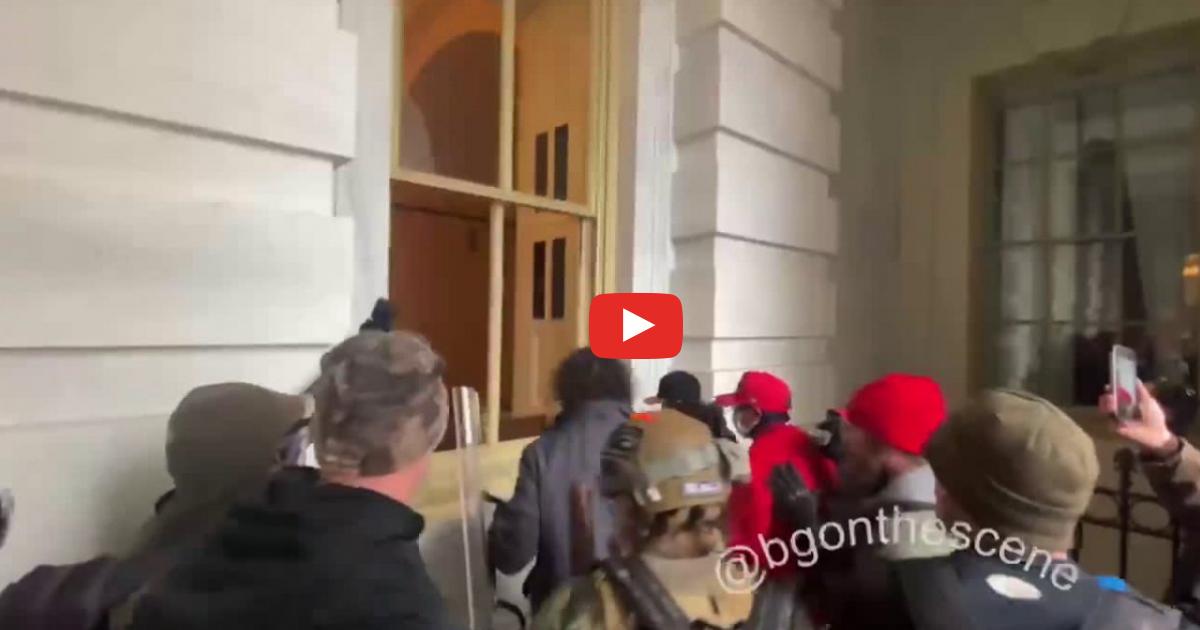 Zwolennicy Trumpa wybijają okna w Kapitolu i włamują się do środka!
