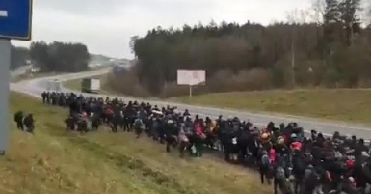 Białoruś. Tłum migrantów wyruszył i maszeruje w stronę granicy z Polską