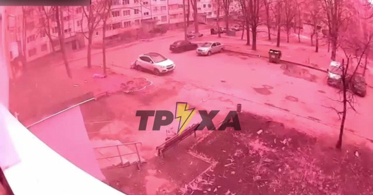 Pocisk spadający na dzielnicę mieszkalną w Charkowie