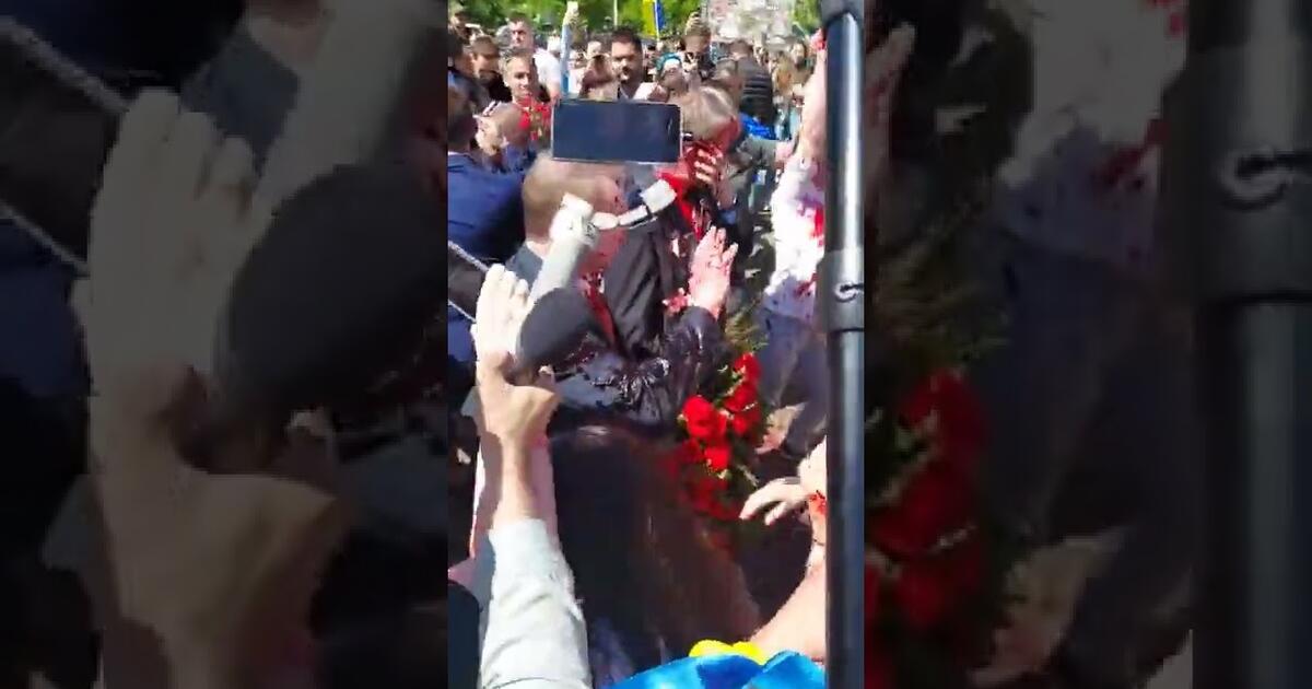 Ambasador Rosji oblany symboliczną “krwią” w Warszawie.